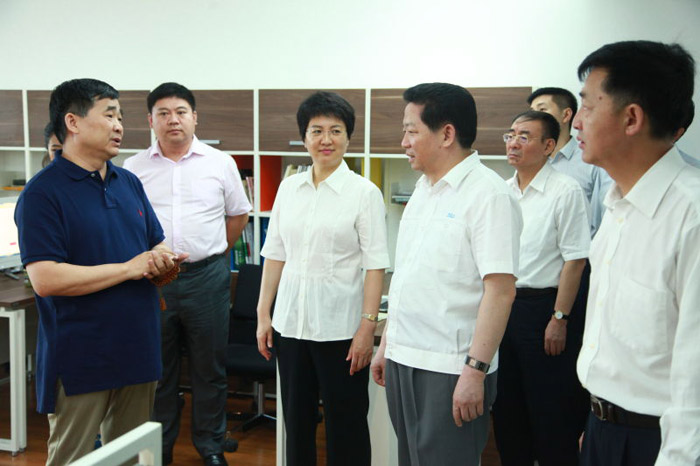 2015年7月时任辽宁省人民政府省长陈求发视察由思勤传媒提供技术支持的中国琥珀网
